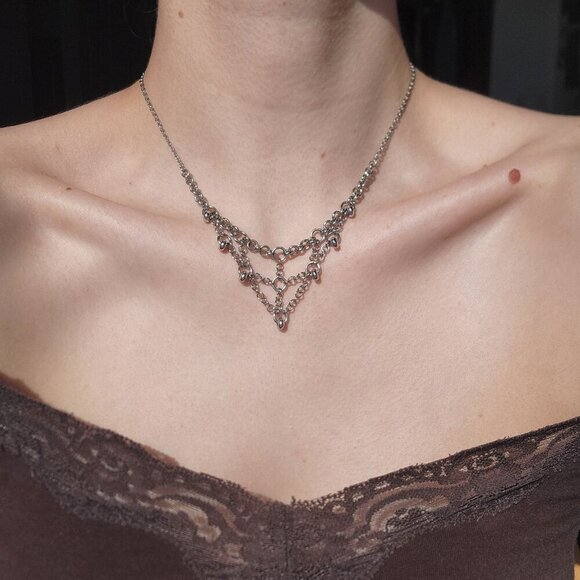 Gothic V-shaped silver chain mail necklace ✦ Medieval princess necklace ✦ - Picture 2 of 8
